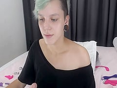Spunky Short Haired Babe Show Her Hairy Pussy